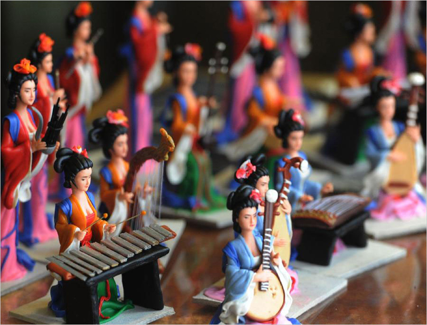 Photo taken on Sept. 10, 2013 shows dough figurines created by folk artist Song Chongxun in Shantang Street, a scenic spot in Suzhou City, east China&apos;s Jiangsu Province. [Photo: Xinhua/Hang Xingwei] 