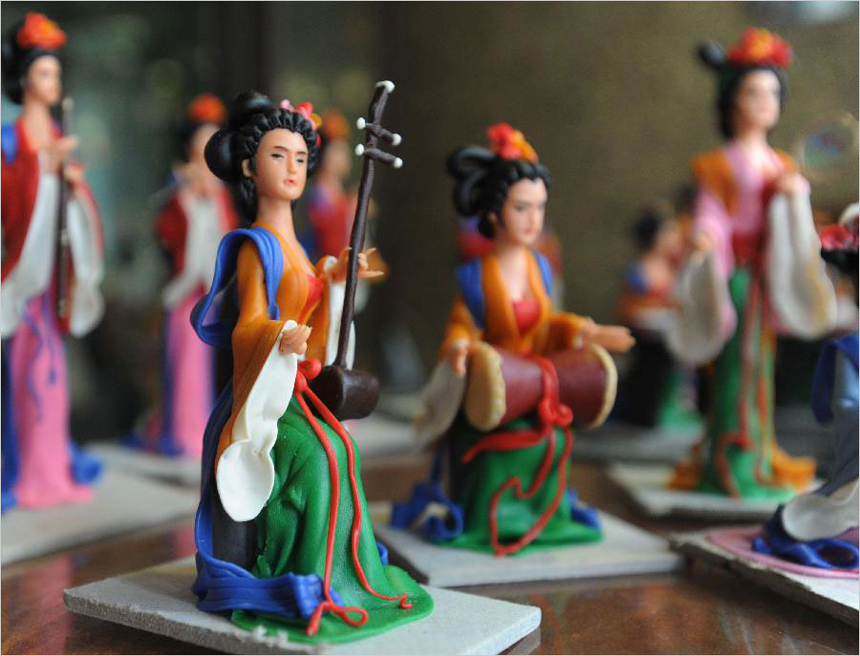 Photo taken on Sept. 10, 2013 shows dough figurines created by folk artist Song Chongxun in Shantang Street, a scenic spot in Suzhou City, east China&apos;s Jiangsu Province. [Photo: Xinhua/Hang Xingwei] 