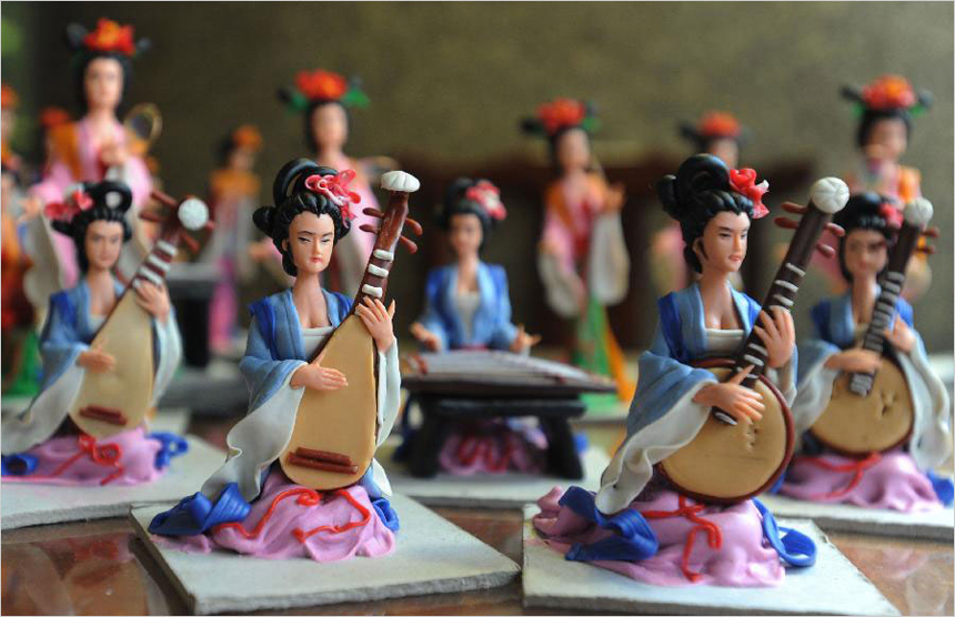 Photo taken on Sept. 10, 2013 shows dough figurines created by folk artist Song Chongxun in Shantang Street, a scenic spot in Suzhou City, east China&apos;s Jiangsu Province. [Photo: Xinhua/Hang Xingwei] 