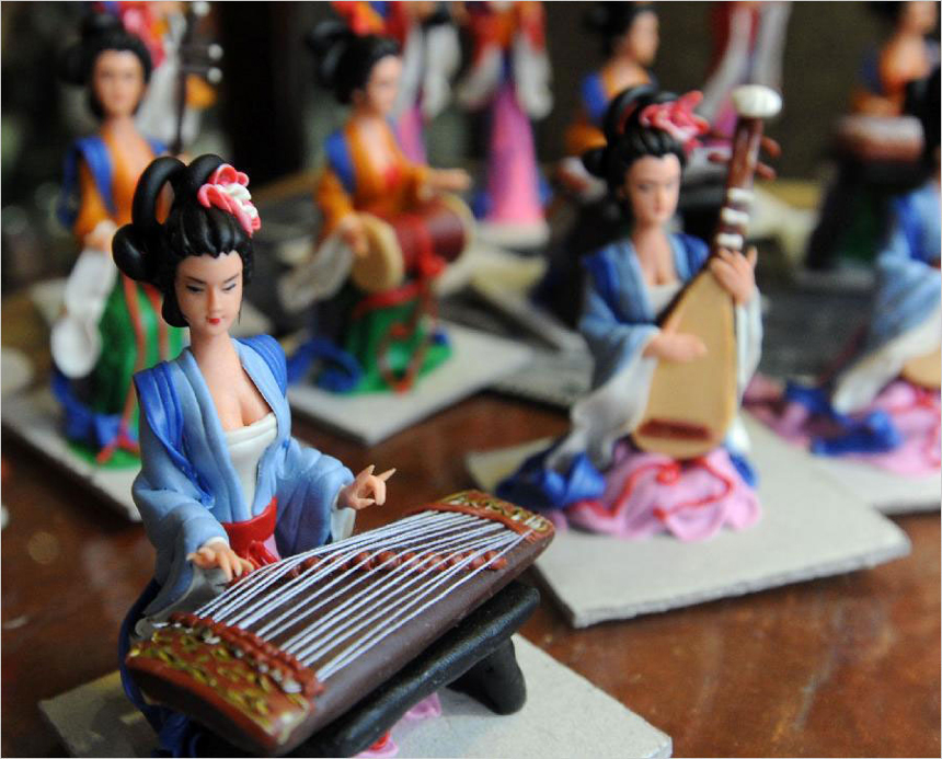 Photo taken on Sept. 10, 2013 shows dough figurines created by folk artist Song Chongxun in Shantang Street, a scenic spot in Suzhou City, east China&apos;s Jiangsu Province. [Photo: Xinhua/Hang Xingwei] 