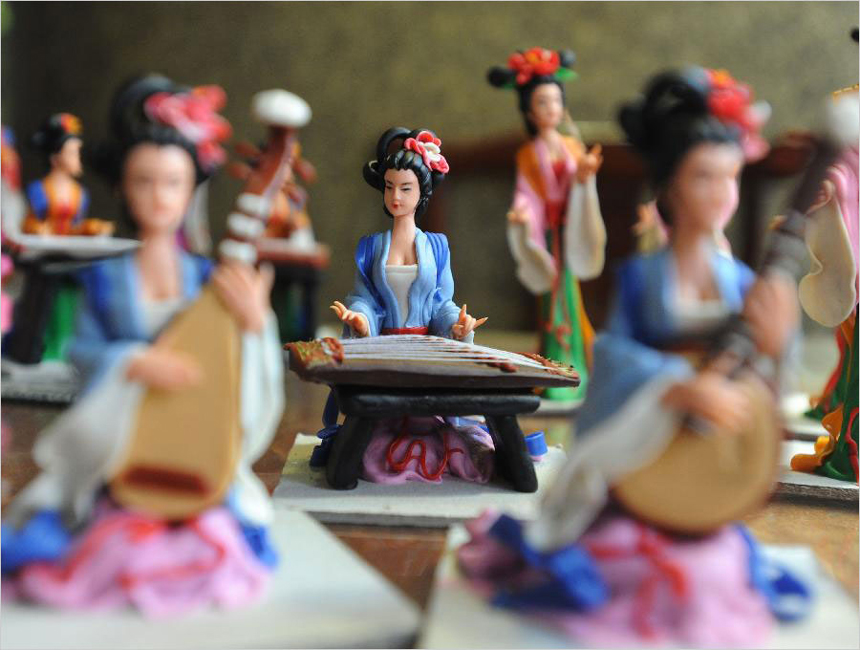 Photo taken on Sept. 10, 2013 shows dough figurines created by folk artist Song Chongxun in Shantang Street, a scenic spot in Suzhou City, east China&apos;s Jiangsu Province. [Photo: Xinhua/Hang Xingwei] 