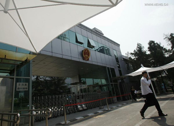 A man walks in front of the west gate of the Beijing No. 1 Intermediate People's Court, Beijing, Sept. 16, 2013. The court on Monday began hearing the homicide case of a man accused of lifting a 34-month-old toddler and hurling her to the ground in July. (Xinhua