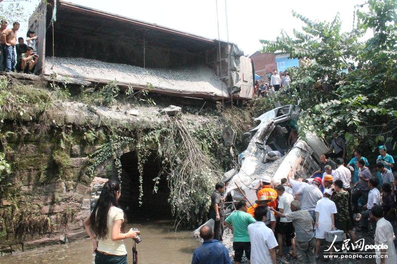 Photo taken on Sept. 15, 2013 shows the site where a road accident occurred in Zhenwu Village, Dazhou City, southwest China&apos;s Sichuan Province. Sixteen people, including 11 students, have been confirmed dead in the road accident, when a passenger bus collided with a truck, and then fell off a bridge. [Photo/Xinhua]