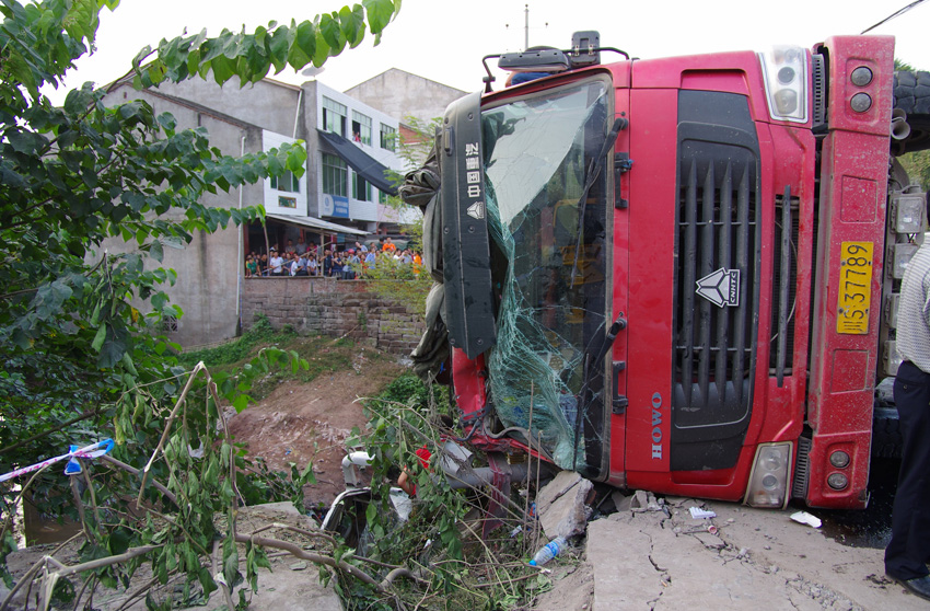 Photo taken on Sept. 15, 2013 shows the site where a road accident occurred in Zhenwu Village, Dazhou City, southwest China&apos;s Sichuan Province. Sixteen people, including 11 students, have been confirmed dead in the road accident, when a passenger bus collided with a truck, and then fell off a bridge. 