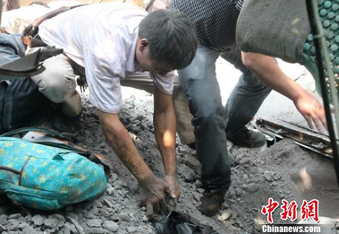 Photo taken on Sept. 15, 2013 shows the site where a road accident occurred in Zhenwu Village, Dazhou City, southwest China&apos;s Sichuan Province. Sixteen people, including 11 students, have been confirmed dead in the road accident, when a passenger bus collided with a truck, and then fell off a bridge. 