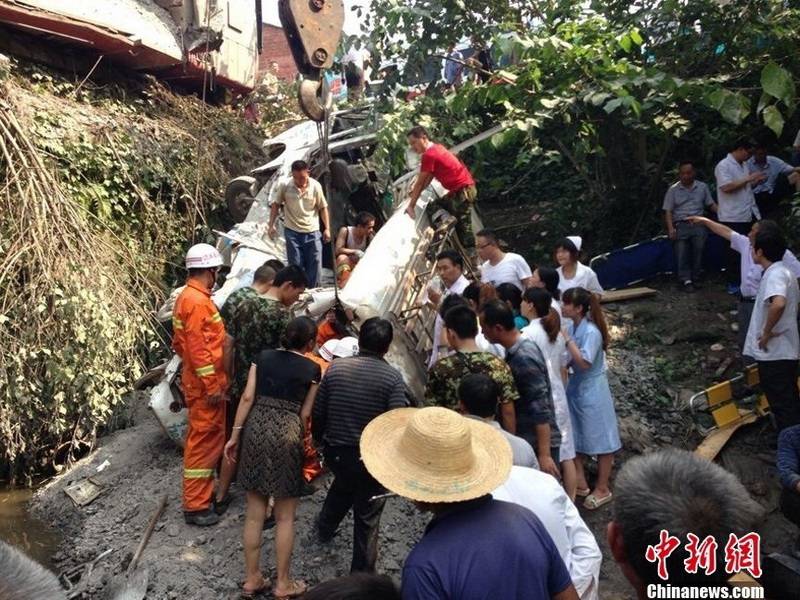 Photo taken on Sept. 15, 2013 shows the site where a road accident occurred in Zhenwu Village, Dazhou City, southwest China&apos;s Sichuan Province. Sixteen people, including 11 students, have been confirmed dead in the road accident, when a passenger bus collided with a truck, and then fell off a bridge. 