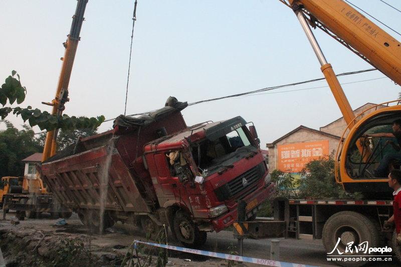 Photo taken on Sept. 15, 2013 shows the site where a road accident occurred in Zhenwu Village, Dazhou City, southwest China&apos;s Sichuan Province. Sixteen people, including 11 students, have been confirmed dead in the road accident, when a passenger bus collided with a truck, and then fell off a bridge.