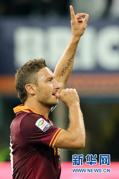  Roma came from behind to move joint-top of Serie A with a win at Parma.