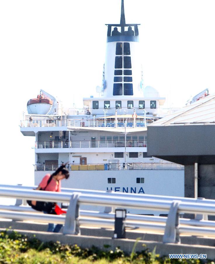 A Chinese passenger debarks from the Chinese cruise liner Henna in Jeju, South Korea, Sept. 16, 2013. The detained Chinese cruise liner Henna departed from South Korea&apos;s Jeju Island for China at 8:30 p.m. local time on Monday with the rest of more than 50 passengers on board, according to the Chinese Consulate General in Jeju Island. 