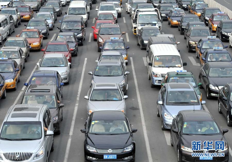 The Beijing Municipal Commission of Transport has announced that as of Monday, Beijing has been experiencing the worst traffic congestion of the month, and that September is expected to be the most congested month of the year due to a series of holidays starting from Monday. 