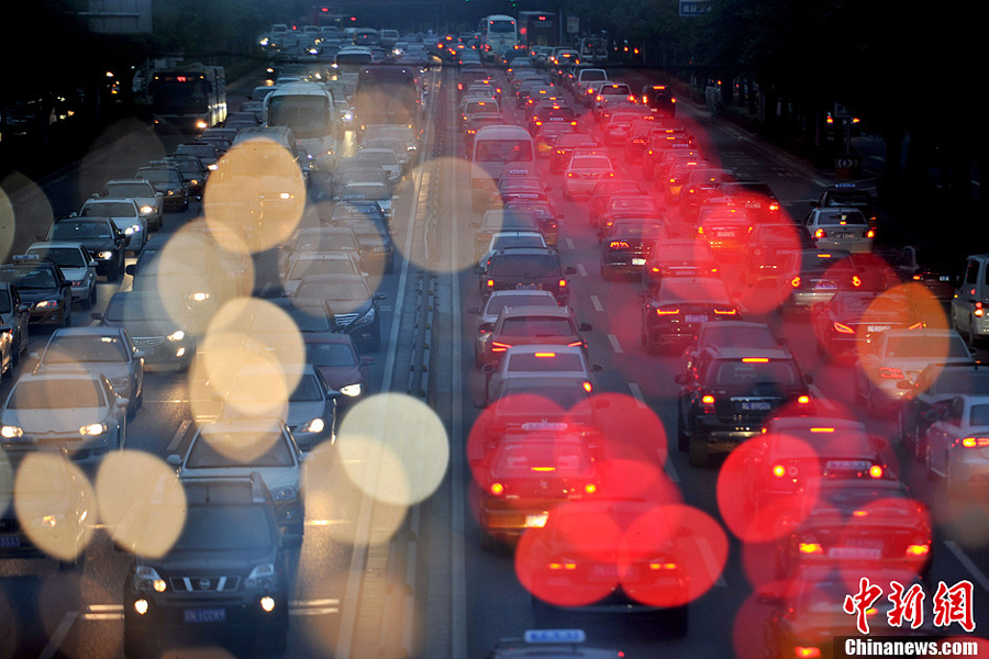 The Beijing Municipal Commission of Transport has announced that as of Monday, Beijing has been experiencing the worst traffic congestion of the month, and that September is expected to be the most congested month of the year due to a series of holidays starting from Monday.