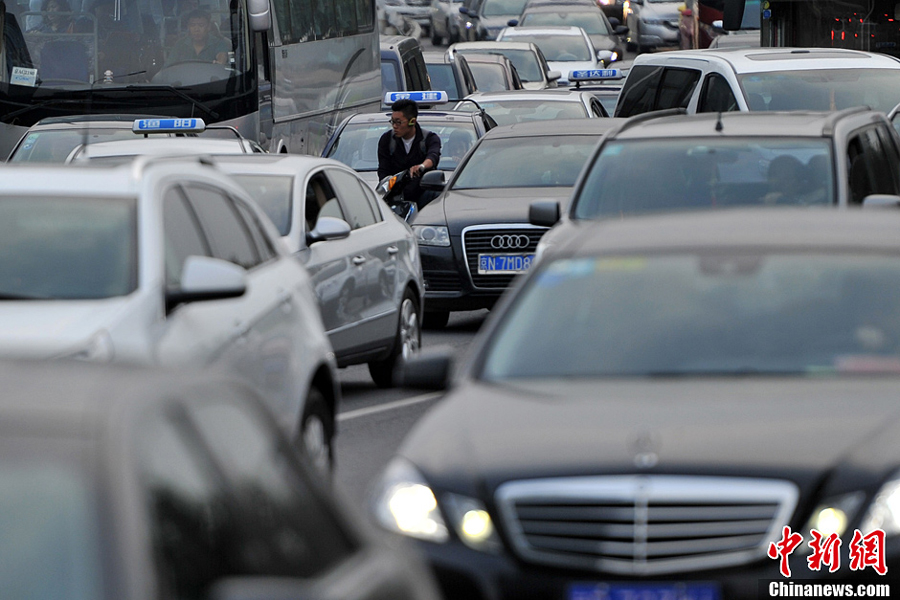 The Beijing Municipal Commission of Transport has announced that as of Monday, Beijing has been experiencing the worst traffic congestion of the month, and that September is expected to be the most congested month of the year due to a series of holidays starting from Monday.