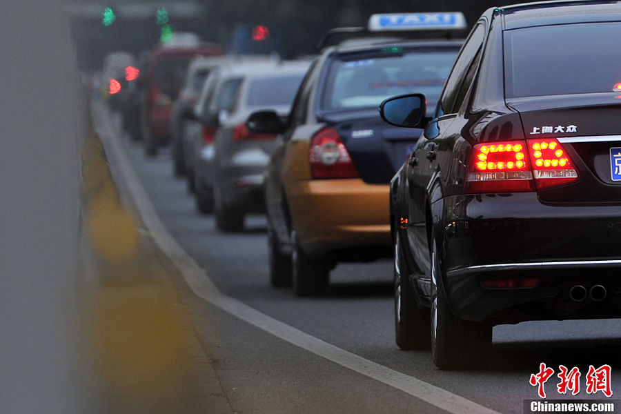 The Beijing Municipal Commission of Transport has announced that as of Monday, Beijing has been experiencing the worst traffic congestion of the month, and that September is expected to be the most congested month of the year due to a series of holidays starting from Monday.