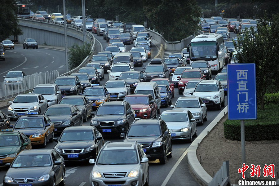 The Beijing Municipal Commission of Transport has announced that as of Monday, Beijing has been experiencing the worst traffic congestion of the month, and that September is expected to be the most congested month of the year due to a series of holidays starting from Monday.