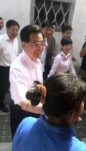 在胡炳衡宅门口，龙川村009号的房主章继燕激动的伸出手，握住胡锦涛同志的手说“胡主席，我是您的邻居，欢迎您回家”。