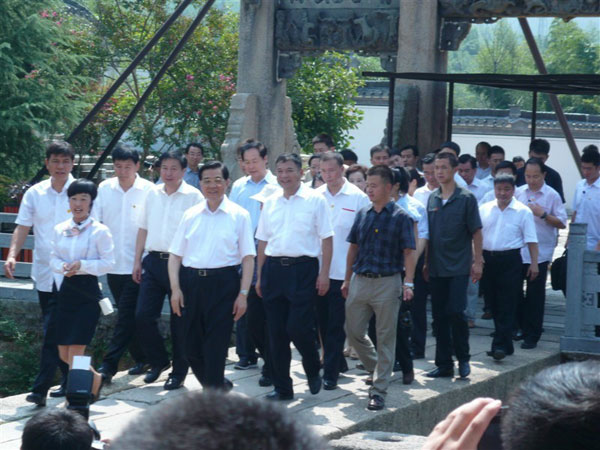 胡锦涛走过的连接两座牌坊之间的这座石梁桥，建于宋朝时期，距今已有八百余年的历史。