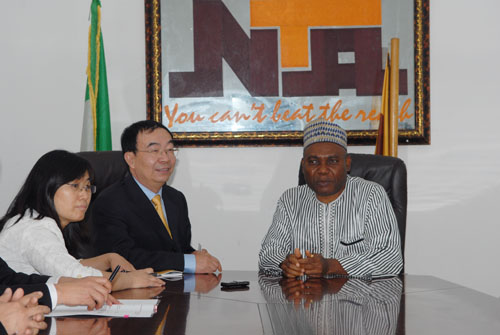 Li Wufeng, Vice Minister of the SCIO, meets with Mayaki B. Musa, director general of the Nigerian Television Authority in Abuja, capital of Nigeria, on September 17 (DING ZHITAO)