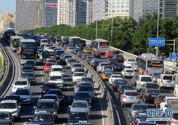 As the Mid-Autumn Festival is approaching, major avenues in Beijing are almost turned to parking lots even before the rush hour at dusk. [Xinhua photo]