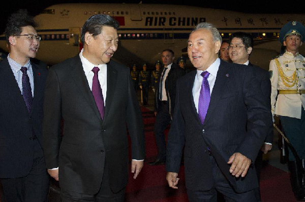 Chinese President Xi Jinping (R, front) is welcomed by Kazakh President Nursultan Nazarbayev (L, front) upon his arrival in Astana, Kazakhstan, Sept. 6, 2013. Chinese President Xi Jinping arrived here Friday for a state visit to Kazakhstan after attending a Group of 20 (G20) summit in the Russian city of St. Petersburg. 
