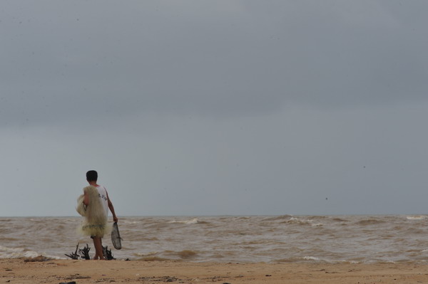 A fisherman looks towards the sea in Qionghai, South China's Hainan province, Sept 20. [Meng Zhongde/Asianewsphoto]