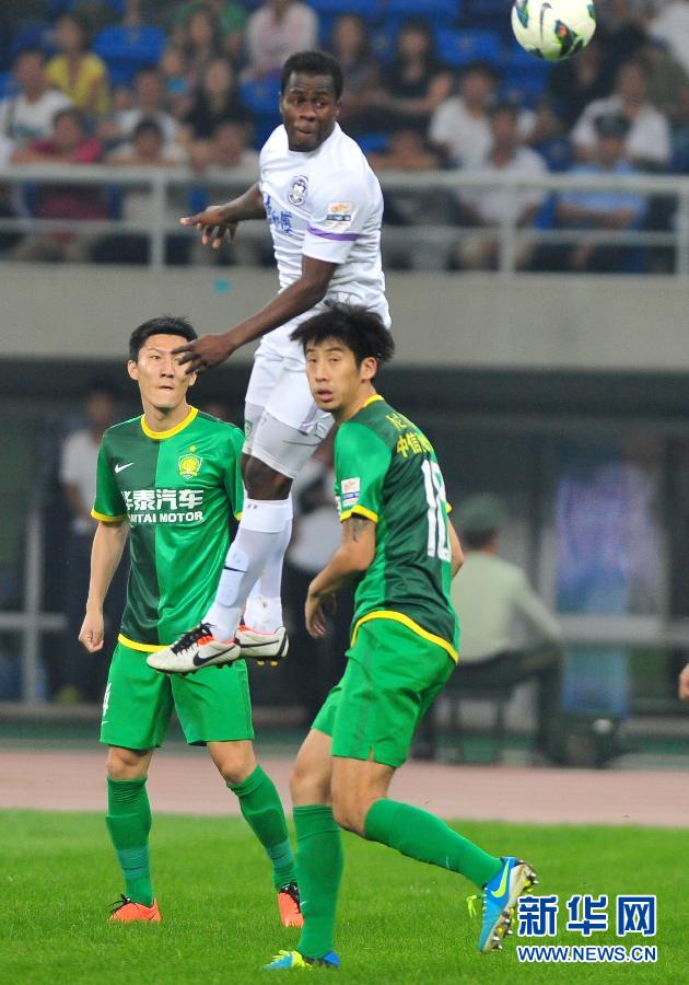 Tianjin Teda beat Beijing Guoan 1-0 at home in a CSL match on Sep.21, 2013. 