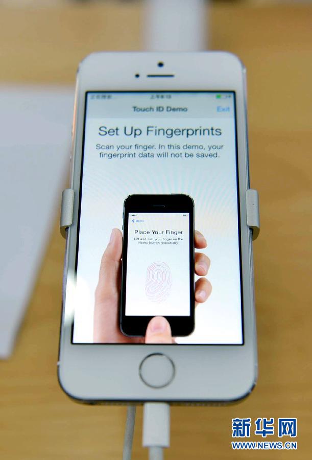 这是9月20日在杭州一个电信商的营业厅里拍摄的苹果iPhone5s手机的录入指纹界面。当日，苹果公司新推出的两款最新智能手机iPhone 5s和iPhone 5c在全球多个国家和地区同步上市，首批开卖国家包括美国、澳大利亚、加拿大、中国、法国、德国、日本、新加坡和英国。[新华社 龙巍 摄]