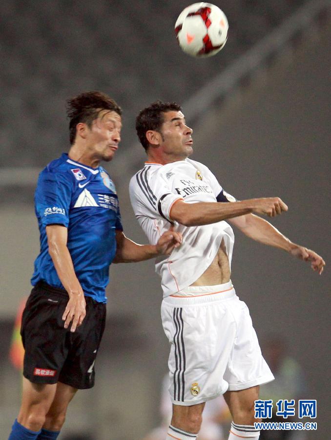  Fernando Hierro and Xie Hui vied for a header.