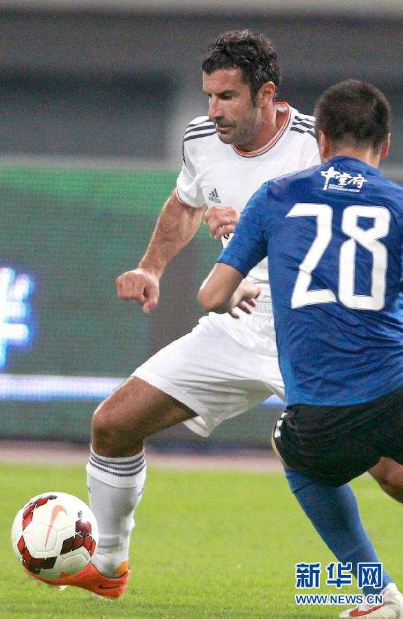  Figo tried to drive past defender.