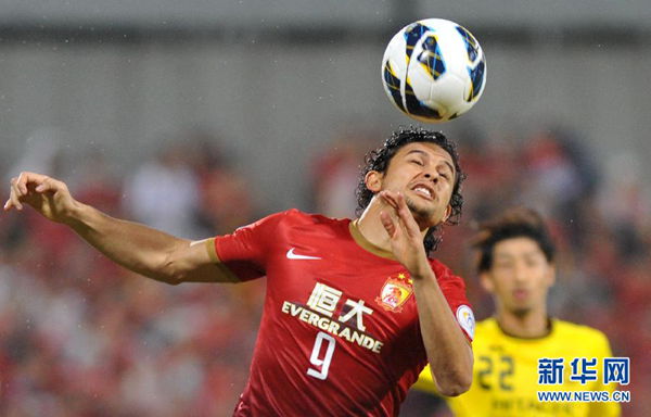  Guangzhou Evergrande striker Elkeson heading the ball.