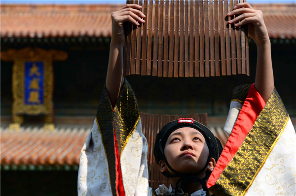 A performer takes part in a memorial ceremony to mark the 2,564th birthday anniversary of Confucius at the Confucius Temple in Qufu, East China's Shandong province, Sept 28, 2013. Qufu is known as the hometown of the great Chinese philosopher and educator Confucius. [Photo/Xinhua]