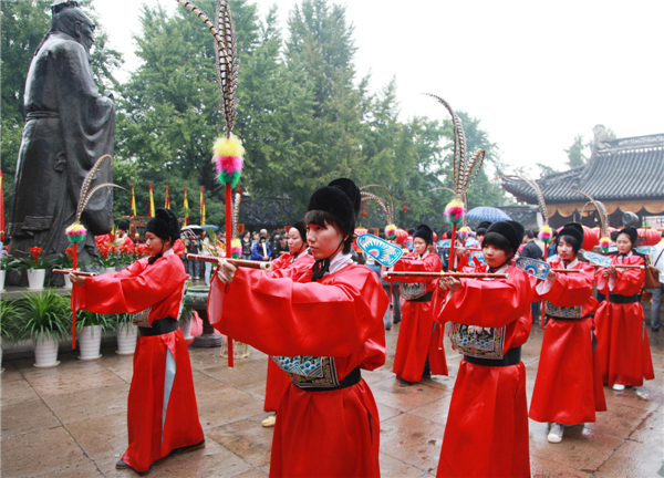 A ceremony is held to mark the 2,564th birthday anniversary of Confucius in Nanjing, capital of East China's Jiangsu province, Sept 28, 2013. [Photo/Xinhua]