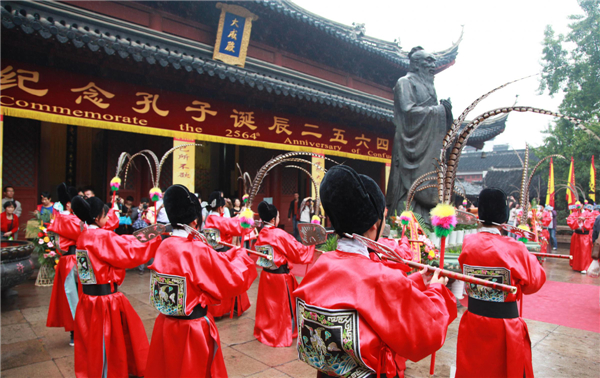 A ceremony is held to mark the 2,564th birthday anniversary of Confucius in Nanjing, capital of East China's Jiangsu province, Sept 28, 2013. [Photo/Xinhua]