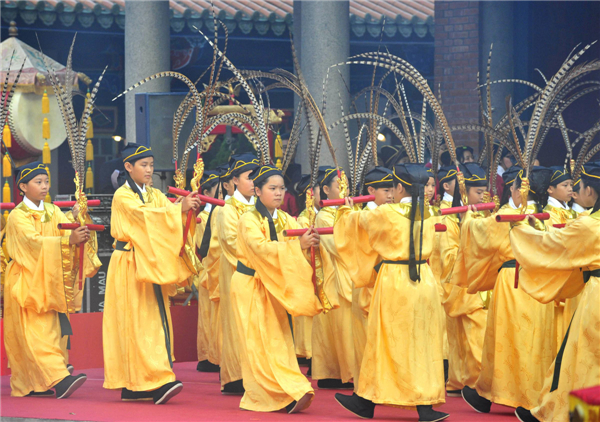 Performers take part in a memorial ceremony to mark the 2,564th birthday anniversary of Confucius at the Confucius Temple in Taipei, Sept 28, 2013. [Photo/Xinhua]