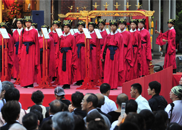 Performers take part in a memorial ceremony to mark the 2,564th birthday anniversary of Confucius at the Confucius Temple in Taipei, Sept 28, 2013. [Photo/Xinhua]