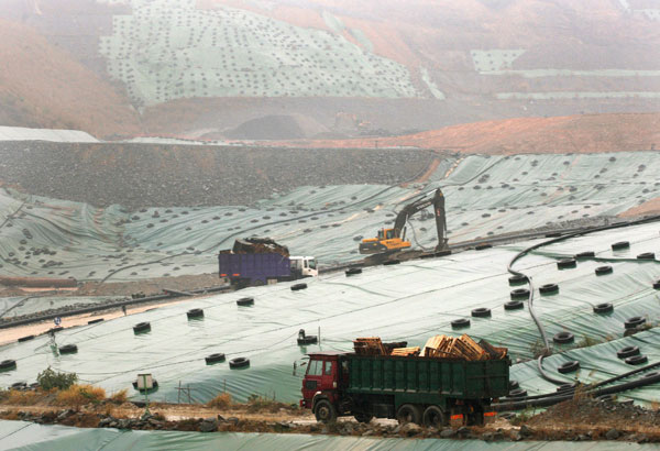 District officials on the mainland and in the SAR have raised objections to boosting the size of the landfills, which Hong Kong authorities proposed to fill the gap while an incinerator is built. [Photo by Edmond Tang / China Daily]