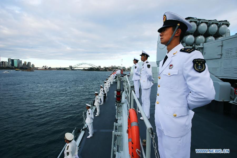 Marines stand on the deck as Chinese People's Liberation Army Navy destroyer Qingdao arrives in Sydney Harbor, Sydney, Australia, Oct. 4, 2013. More than 20 warships from 17 nations have arrived in Sydney Harbor to take part in the historic International Fleet Review. The fleet, which includes ships from the United States, the United Kingdom, France, India, Singapore and China, made their arrival Friday morning. [Xinhua/Zha Chunming] 