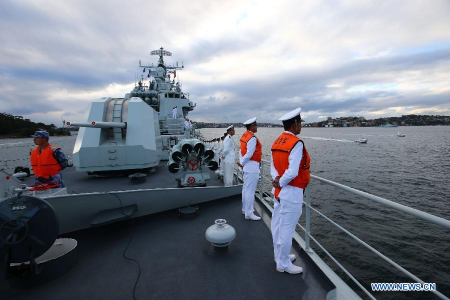 Marines stand on the deck as Chinese People's Liberation Army Navy destroyer Qingdao arrives in Sydney Harbor, Sydney, Australia, Oct. 4, 2013. More than 20 warships from 17 nations have arrived in Sydney Harbor to take part in the historic International Fleet Review. The fleet, which includes ships from the United States, the United Kingdom, France, India, Singapore and China, made their arrival Friday morning. [Xinhua/Zha Chunming]