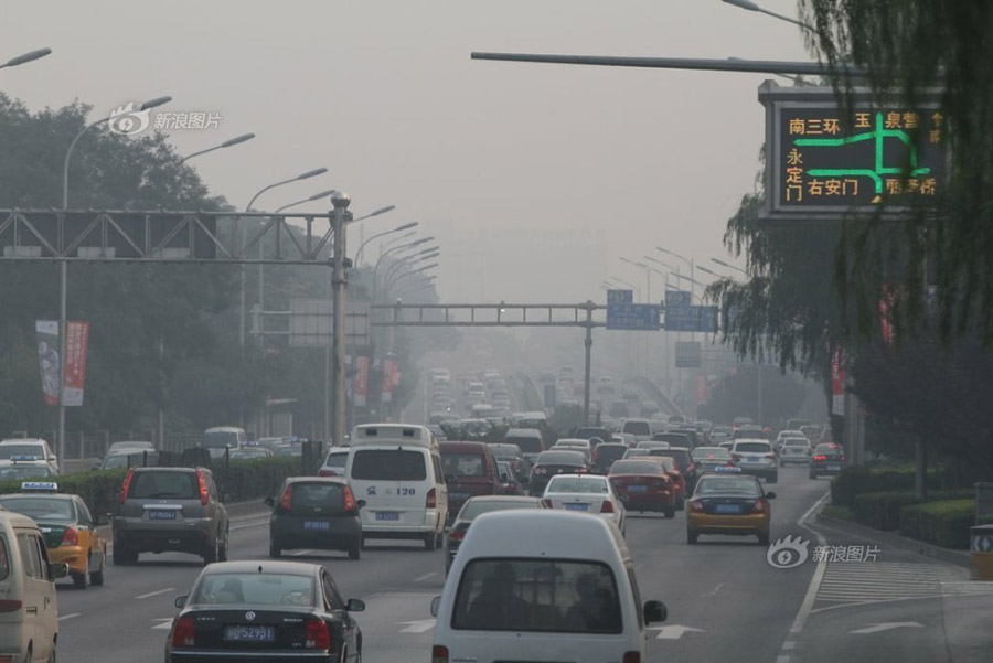 Smog blankets Beijing, the capital city of China, during the golden week. [Sina photo] 