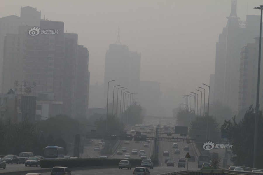 Smog blankets Beijing, the capital city of China, during the golden week. [Sina photo] 