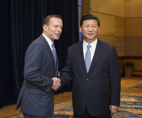 Chinese President Xi Jinping (R) meets with Australian Prime Minister Tony Abbott in Bali, Indonesia, Oct. 6, 2013.