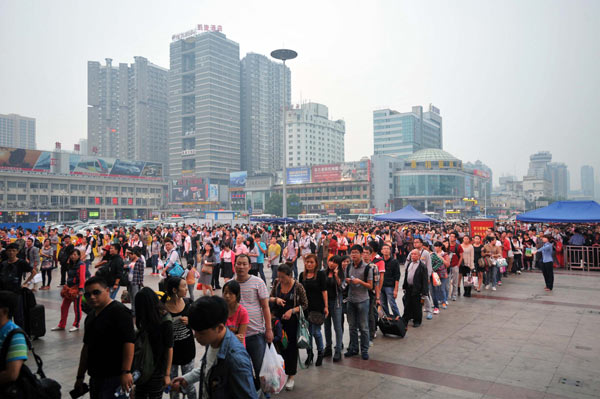 Passengers wait in line to enter the Changsha Railway Station in Changsha city, captial of Central China's Hunan province on Oct 7, 2013, the last day of the seven-day National Day holiday. [Photo/Xinhua]