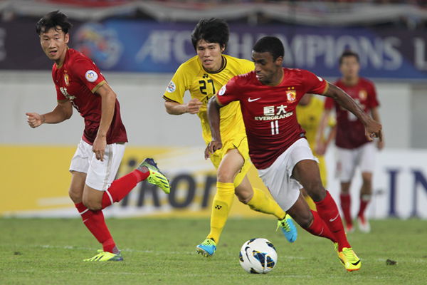 AFC Champions League top scorer Muriqui scored twice as Chinese champions Guangzhou Evergrande beat Japan’s Kashiwa Reysol 4-0 in Wednesday’s semi-final second leg. 