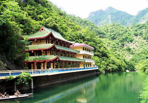 Qingyun Mountain, one of the 'top 10 attractions in Fuzhou, China' by China.org.cn.