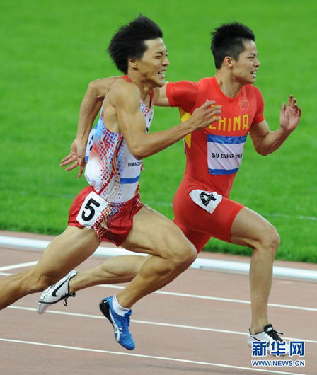 Su Bingtian (R) edged Ryota Yamagata (L) to defend his 100m title.