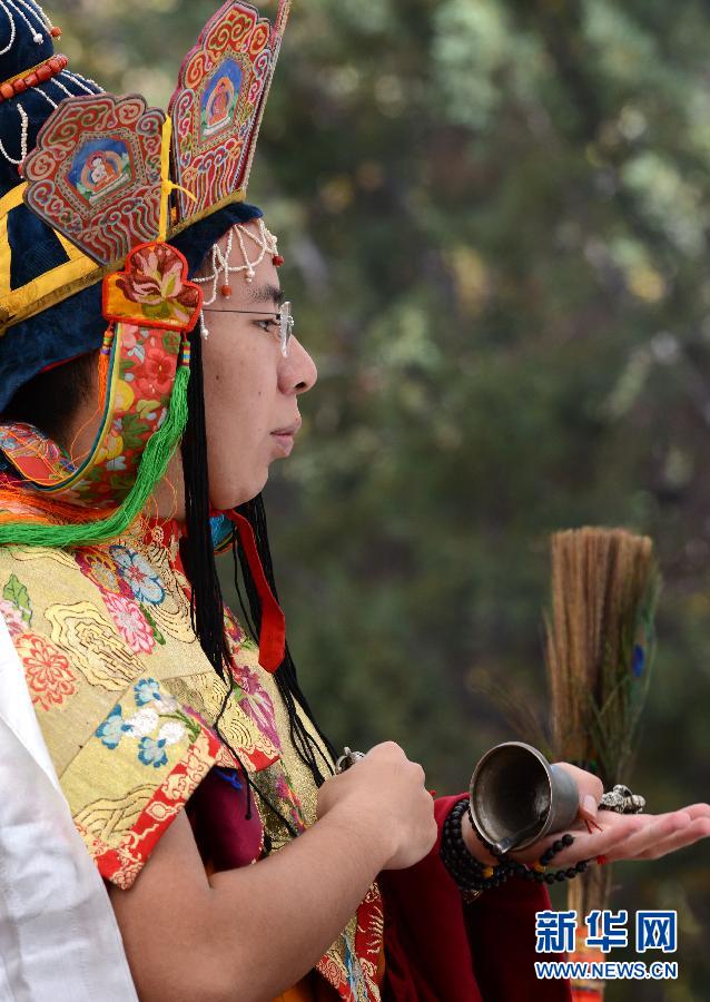 Panchen Lama holds Homa ritual