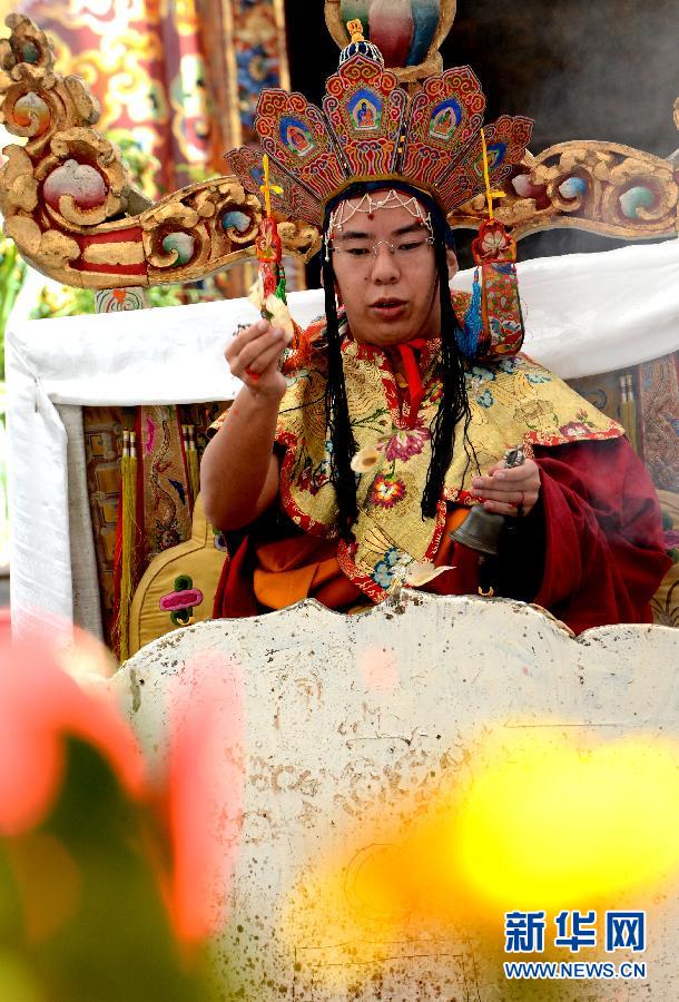 Panchen Lama holds Homa ritual