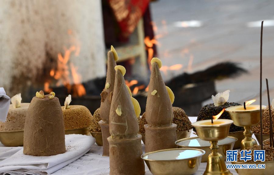 Panchen Lama holds Homa ritual