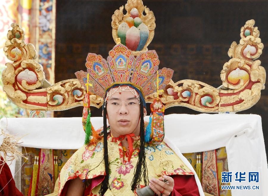 Panchen Lama holds Homa ritual