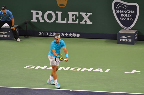 Roger Federer returned a shot to Andreas Seppi in the second round of Shanghai Masters.