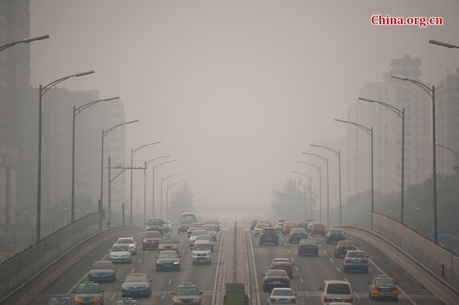 Dense smog enshrouds the Chinese capital of Beijing again on Thursday morning, lowering the visibility to less than 200 meters on the 3rd Ring Rd. [Chen Boyuan / China.org.cn]